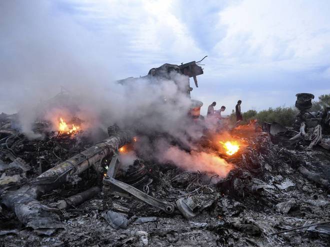 MH17 bốc cháy dữ dội sau khi gặp nạn