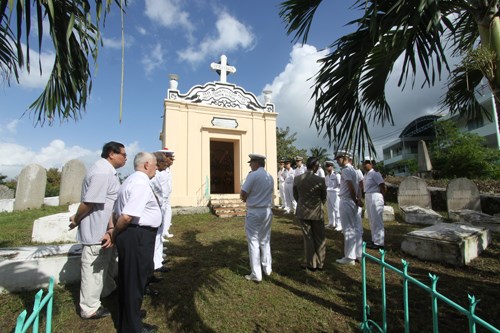 Soldiers and officers of the Vendémiaire visited the collective graveyard of French and Spanish soldiers in Da Nang City on Sunday. Photo: Nguyen Tu