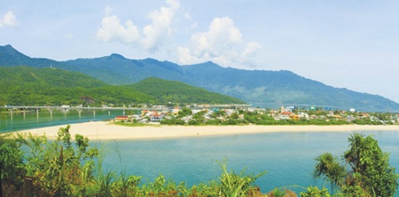 Lang Co Bay, one of the world's most beautiful bays, in Thua Thien-Hue Province. 