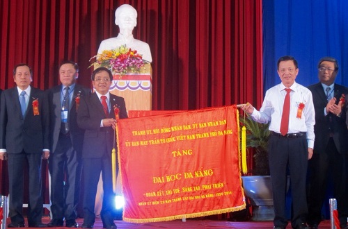 The Secretary of the Da Nang Party Committee, Mr Tran Tho (second right), presenting an emulation flag to representatives from the UD