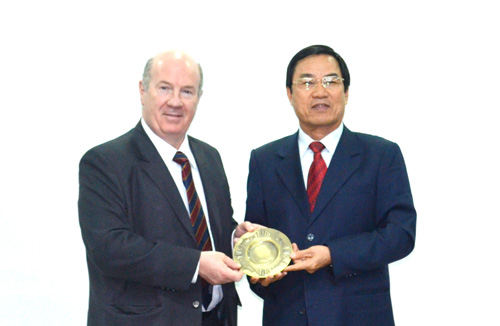   Chairman Davidson (left) and Vice Chairman Viet (Photo: danang.gov.vn)