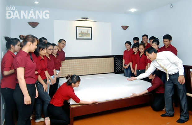 Sinh viên Trường Cao đẳng Nghề Việt - Úc trong một buổi thực hành buồng phòng.