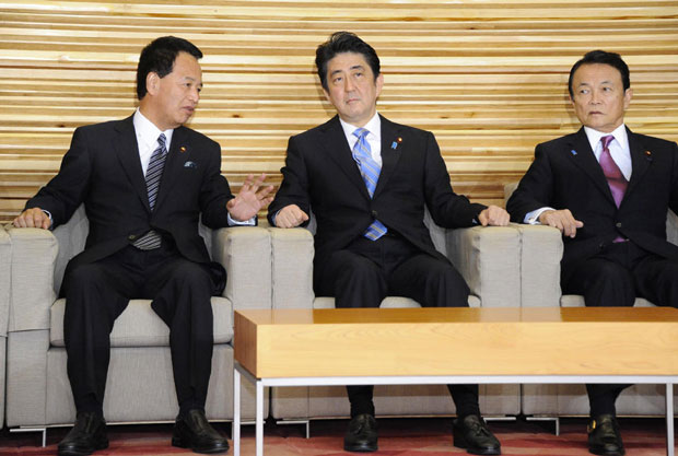Thủ tướng Shinzo Abe (giữa) tại phiên họp nội các ở Tokyo ngày 18-11. Ảnh: AFP
