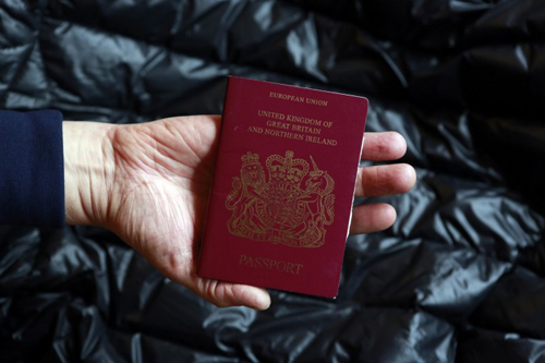 Sổ hộ chiếu của Anh. Ảnh minh họa: Reuters