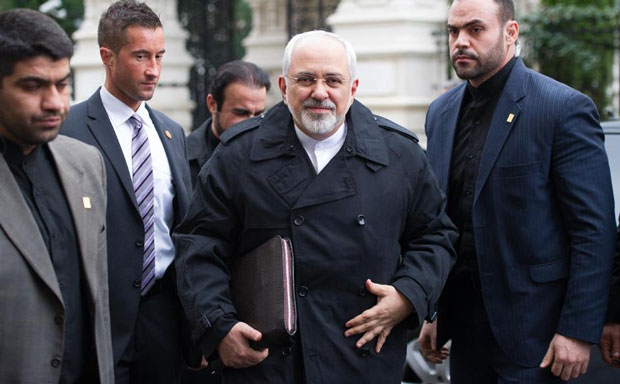 Ngoại trưởng Iran Mohammad Javad Zarif (giữa) đến Vienna (Áo) để tham gia đàm phán.         Ảnh: AFP