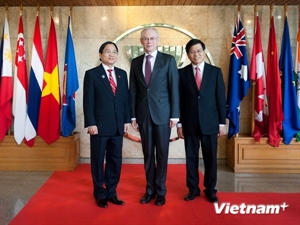 Ambassador Vu Dang Dung (L), head of Vietnam's permanent delegation at ASEAN, and President Herman Van Rompuy (centre) pose for a photo in Jakarta