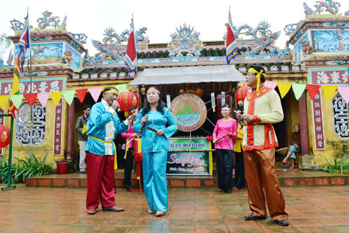 A “bai choi” (singing while acting as playing cards) performance at the recent Tuy Loan Village Communal House Festival