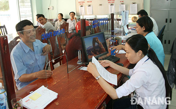 Tổ một cửa giải quyết hồ sơ cho tổ chức, công dân tại UBND phường Hòa Phát, quận Cẩm Lệ. 								    Ảnh: Sơn Trung