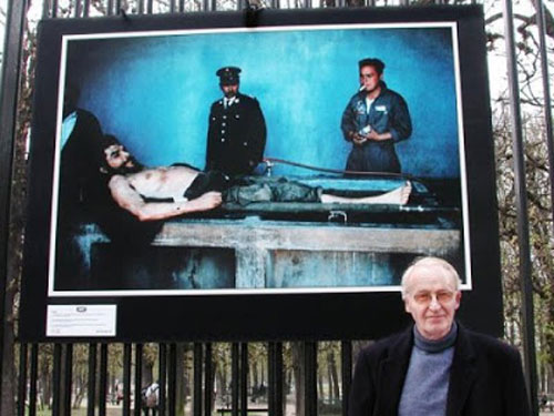Nhiếp ảnh gia Marc Hutten trước bức ảnh giây phút cuối cùng của Che Guevara.