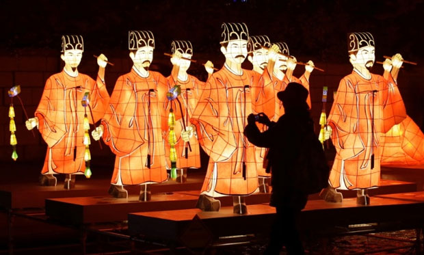 Lồng đèn thể hiện trang phục truyền thống của Hàn Quốc.