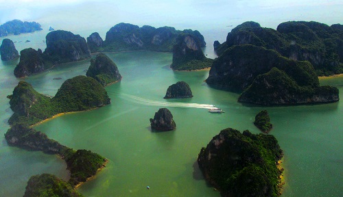  Panoramic view of Quang Ninh Province’s Ha Long Bay