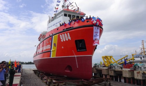 This 3,500 horsepower salvage tug, numbered 9004, was launched in Da Nang on November 22, 2014. Tuoi Tre