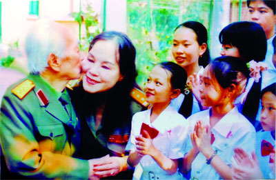 NSND Tường Vy và các em trong Trung tâm nghệ thuật tình thương thăm Đại tướng Võ Nguyên Giáp trong dịp kỷ niệm 40 năm chiến thắng Điện Biên Phủ (7-5-1994). Ảnh tư liệu.