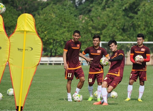 Vietnamese footballers are shown training to prepare for the match with Laos