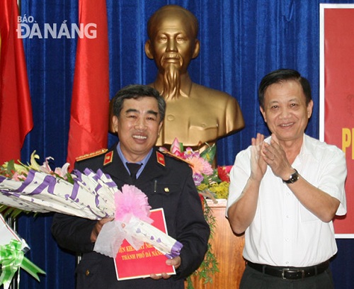 Municipal Party Committee Secretary Tran Tho (right) presenting flowers to the newly-appointed Deputy Head of the city’s People's Procuracy Nguyen Van Bung