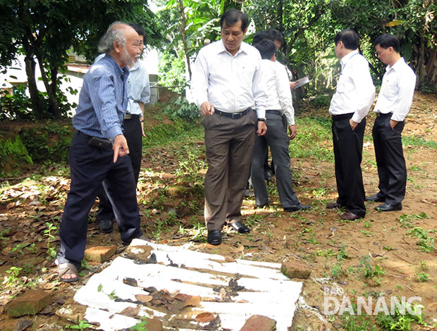 Phó Chủ tịch UBND thành phố Huỳnh Đức Thơ khảo sát tại khu di tích khảo cổ Phong Lệ.  Ảnh: THANH TÂN