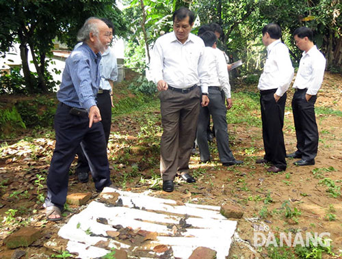 Vice Chairman Tho (third left) and some local authorities representatives at the Phong Le relic site 