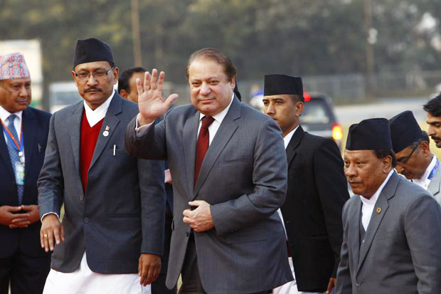 Thủ tướng Pakistan Nawaz Sharif (giữa) đến thủ đô Kathmandu của Nepal để tham dự Hội nghị của SAARC. 			Ảnh: AP