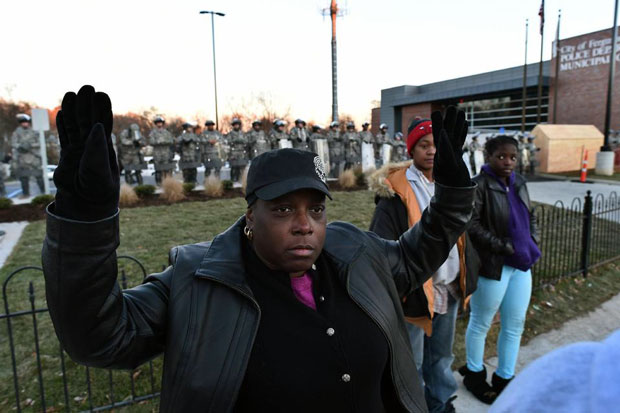 Những người Mỹ da đen xuống đường biểu tình ở Ferguson, bang Missouri. 							               Ảnh: AFP