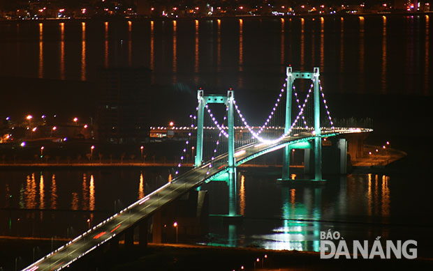 Cầu Thuận Phước về đêm. Ảnh: L.G.L