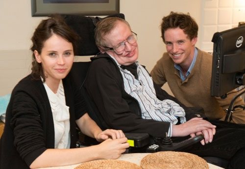 Nam diễn viên Eddie Redmayne (phải) trong cuộc gặp gỡ với nhà vật lý Stephen Hawking.