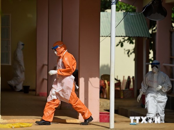 Nhân viên y tế làm việc tại trung tâm điều trị Hastings, ngoại ô Freetown, Sierra Leon. (Ảnh: AFP/TTXVN)