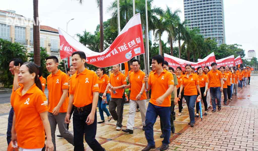 Các hội viện phụ nữ và hội, đoàn thể diễu hành hưởng ứng chiến dịch “16 ngày hành động phòng chống bạo lực đối với phụ nữ và trẻ em gái”