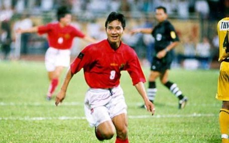 Hồng Sơn ăn mừng bàn thắng vào lưới Malaysia tại Tiger Cup 1998.