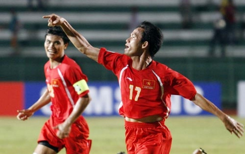 Vũ Phong ăn mừng bàn thắng quyết định vào lưới Malaysia ở AFF Cup 2008