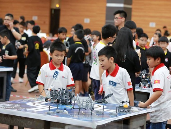 Cuộc thi Robotics cấp quốc tế 2014 tại Malaysia có sự tham dự của 24 đội tuyển học sinh Việt Nam. (Ảnh: DTT Eduspec cung cấp)