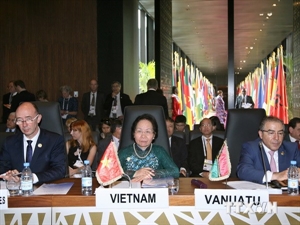 Vice President Nguyen Thi Doan (centre) at the closing ceremony 