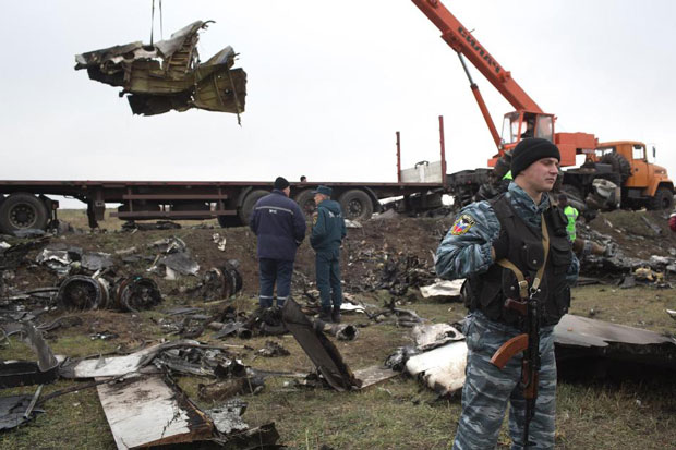 Các nhà chức trách Hà Lan xem xét hiện trường tai nạn máy bay MH17 tại đông Ukraine.  			            Ảnh: AFP