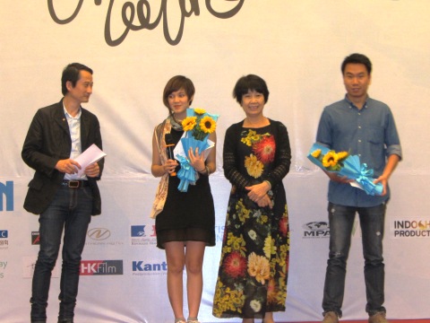 Đạo diễn Trần Anh Hùng (bìa trái) trao giải “Bộ phim tương lai” cho hai tác giả Phan Nha Trang và Nguyễn Lê Hoàng Việt