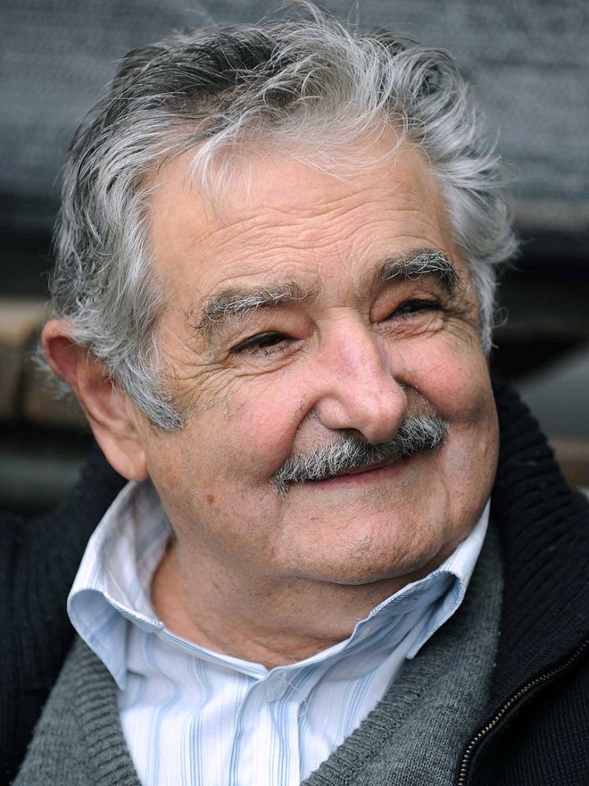 Ông Jose Mujica đảm trách cương vị Tổng thống Uruguay từ năm 2010. Dù nhận lương 12.000 USD/tháng nhưng ông Mujica dành 90% số đó cho người nghèo và người vô gia cư. Ông sống trong một căn nhà nhỏ nằm ở ngoại ô, nơi có hai cảnh sát bảo vệ ở lối ra vào. Vật dụng trong nhà của vị tổng thống 79 tuổi cũng rất bình dị, BBC đưa tin. Ảnh: BBC