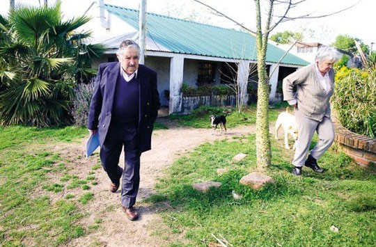 Tổng thống Mujica sống trong căn nhà nhỏ cùng vợ. Tuy nhiên, đây không phải tài sản của ông vì nó đứng tên vợ ông. Bà cũng là chủ sở hữu của khu nông trang nhỏ mà hai người đang sống. Ảnh: Imgur.com