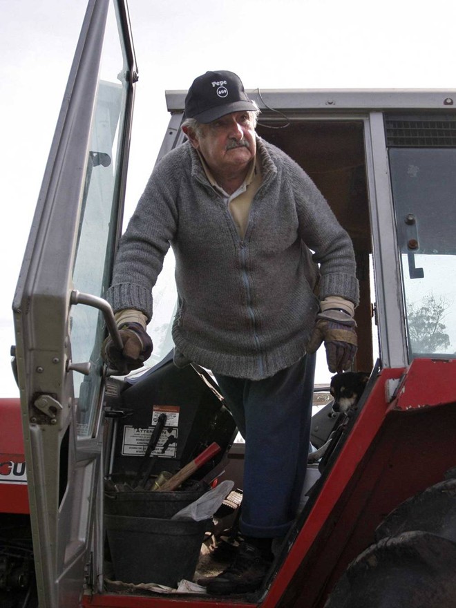 Ngoài việc làm Tổng thống Uruguay, ông Mujica còn tự mình làm việc trên nông trang của gia đình. Người đàn ông quyền lực nhất quốc gia Nam Mỹ cho biết, ông vẫn giữ chiếc búa và xẻng cũ do người cha quá cố để lại. “Chúng chỉ là những vật bé xíu trên hành tinh nhưng có giá trị rất lớn đối với bạn”, ông Mujica nói. Ảnh: NBC News