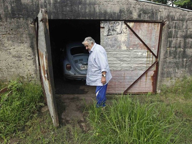 Nhà để xe cũ kỹ của Tổng thống Mujica. Ông cất chiếc Volkswagen Beetle trong đó sau mỗi lần sử dụng. Nhiệm kỳ đầu tiên của ông sẽ kết thúc năm 2015 khi ông vừa tròn 80 tuổi. Hiện tại, người ta không biết ông có tiếp tục chạy đua vị trí quyền lực nhất Uruguay nhiệm kỳ tiếp theo hay không. Ảnh: NBC News