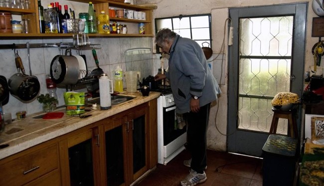 Khu bếp của gia đình Tổng thống Uruguay. Vợ chồng ông giữ lại một phần nhỏ của khoản tiền lương 12.000 USD để trang trải các chi phí. Chia sẻ về cuộc sống giản dị, Tổng thống Mujica nói: “Tôi đã sống phần lớn đời mình và tôi sống tốt với những gì tôi có”. Ảnh: BBC