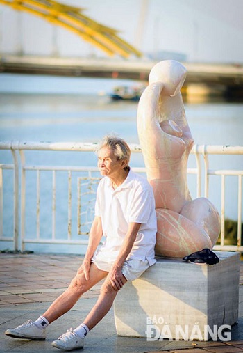 An elderly man taking a short break after his early morning exercise