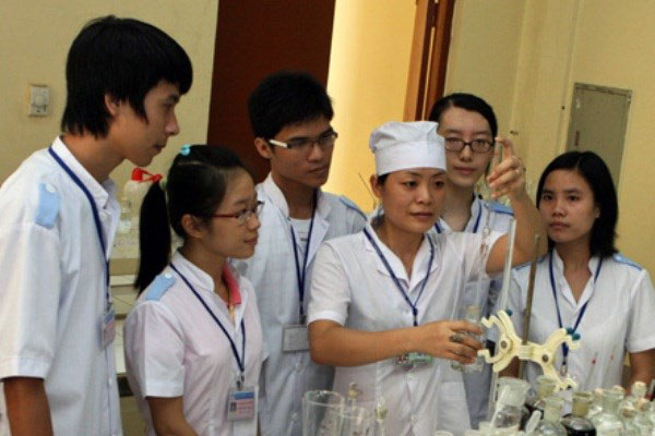 Hướng dẫn sinh viên năm thứ nhất thực hành thí nghiệm tại Trường Đại học Y Thái Bình.