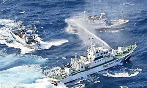 A Japan's coastguard ship confronts Taiwanese vessels in the East China Sea (Photo: AFP)