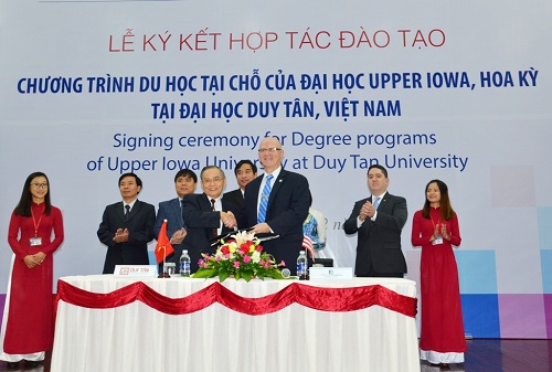 The signing ceremony (Photo: ictdanang.vn)