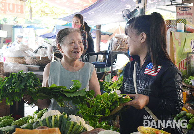 Hơn 70 tuổi, bà Huỳnh Thị Tức vẫn gắn bó với chợ Hòa Cường, gắn với những ký ức nghèo khó nhưng đẹp đẽ. Ảnh: M.T