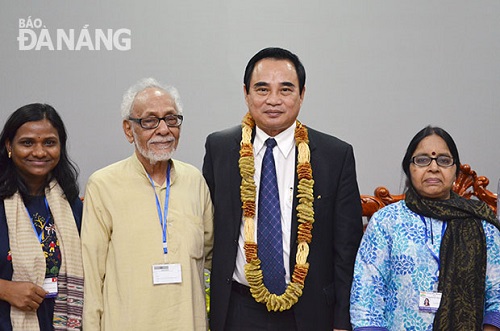 Chairman Chien (second right) and representatives from the India-Viet Nam Solidarity Committee