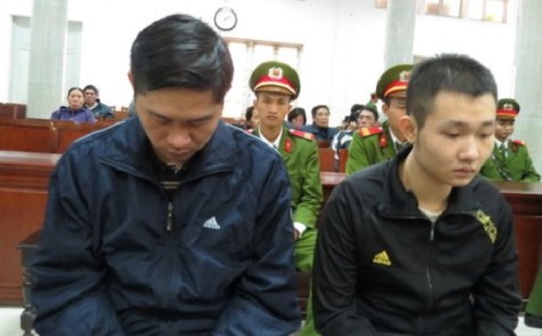 Plastic surgeon Nguyen Manh Tuong (L) and Dao Quang Khanh at the Ha Noi People's Court on December 5, 2014