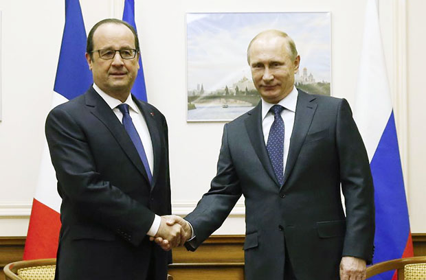 Tổng thống Pháp Francois Hollande (trái) bất ngờ đến Nga và gặp gỡ Tổng thống Vladimir Putin.  				Ảnh: AP