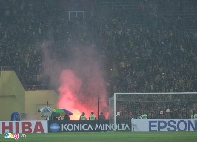 Ở một góc khán đài khác, sau khi đội nhà bị Việt Nam đánh bại với tỷ số 2-1, CĐV Malaysia đã đốt pháo sáng phản đối và bày tỏ thái độ giận dữ với ĐTQG nước này. 