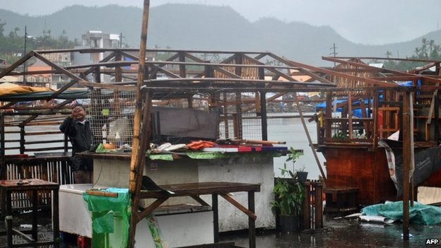 Tại thành phố Tacloban, nhiều nhà cửa đã bị tàn phá, tuy nhiên không có báo cáo về thương vong. Ảnh: CNN