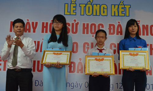  The 3 first prize winners honoured at the writing contest