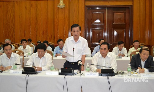 The municipal Party Committee Secretary, Mr Tran Tho, at the meeting with the leaders of Hai Chau District 